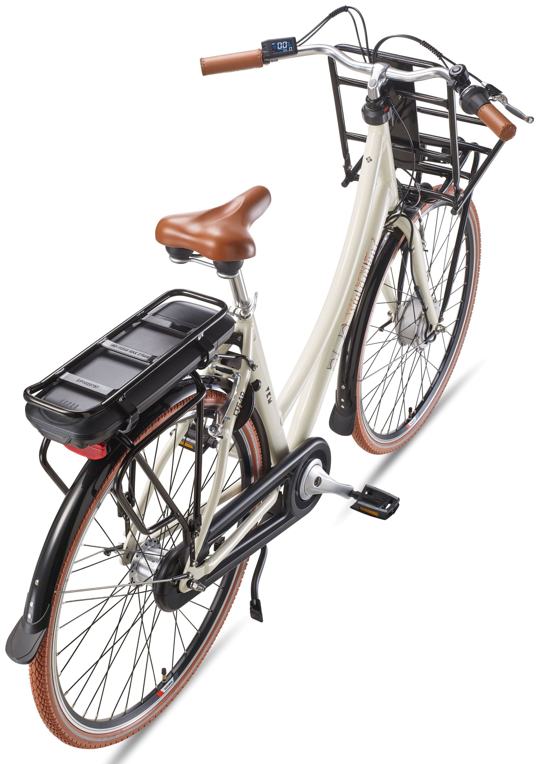 Beigefarbenes E-Bike mit braunem Sattel, Frontgepäckträger, Akku hinten und Schutzblechen auf weißem Hintergrund.