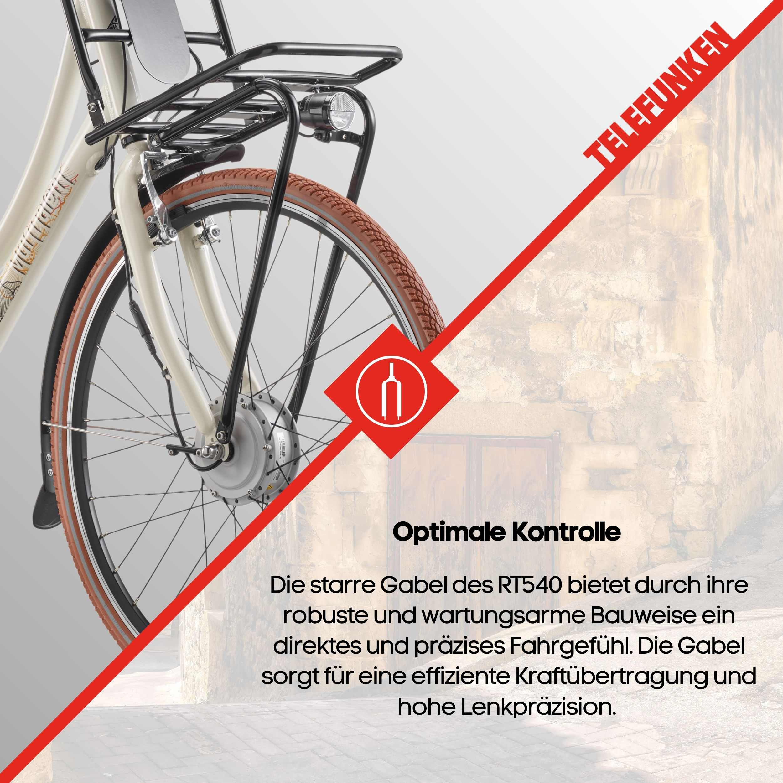 Nahaufnahme der Vorderradgabel eines beige Fahrrades mit Gepäckträger vor einer Wand.
