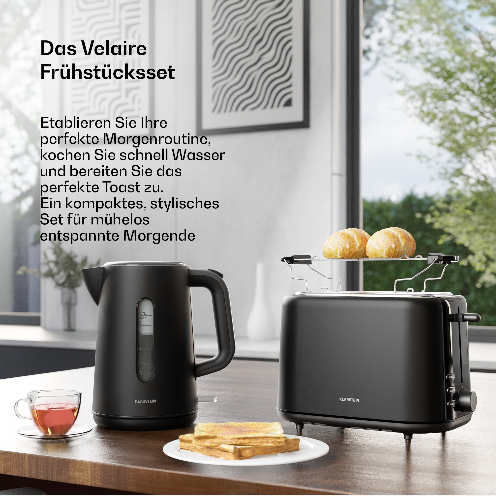 Ein schwarzer Wasserkocher und ein Toaster mit Brot auf einem Küchentisch, mit deutschem Werbetext.