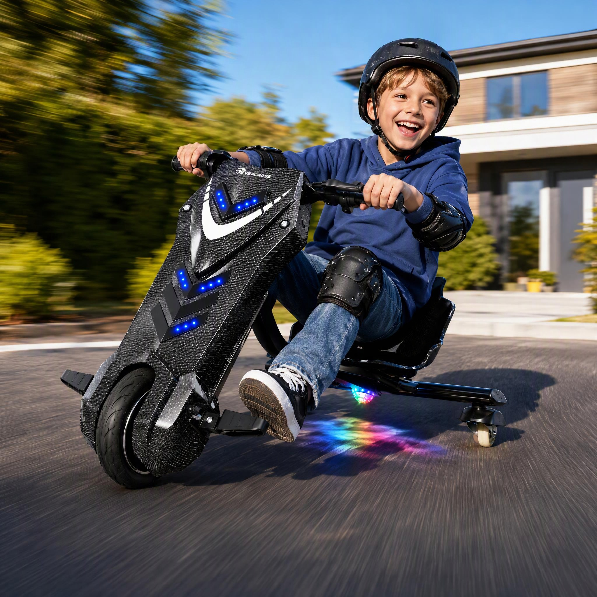 Lächelnter Junge mit Helm fährt draußen ein schwarzes Elektro-Drift-Trike.