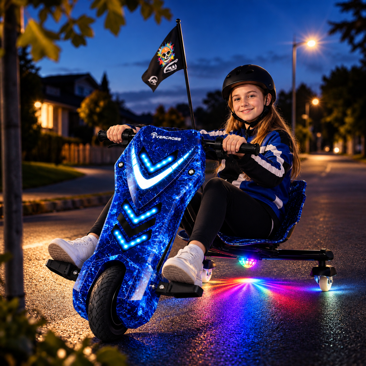 Ein lächelndes Mädchen mit Helm fährt in der Dämmerung ein blau leuchtendes Elektro-Go-Kart auf einer Straße.