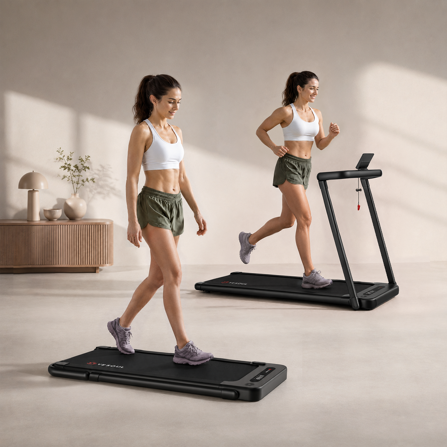Eine Frau in Sportkleidung nutzt ein Laufband in einem minimalistischen Raum mit Sideboard.
