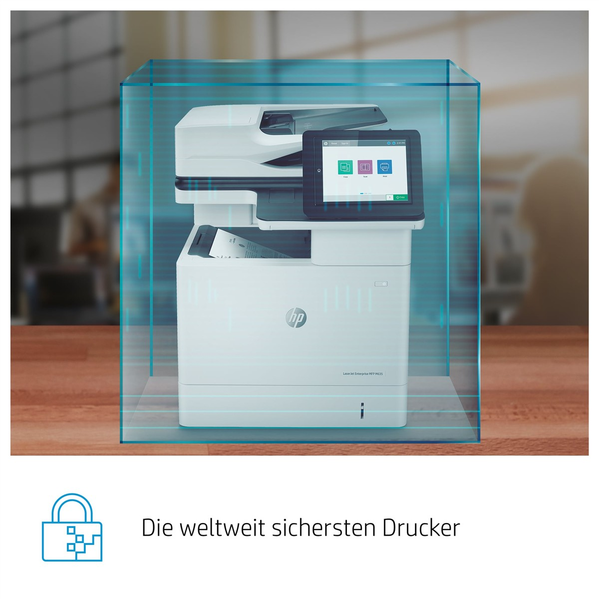 Una impresora HP LaserJet blanca encerrada en una jaula de seguridad digital azul en un escritorio de madera.