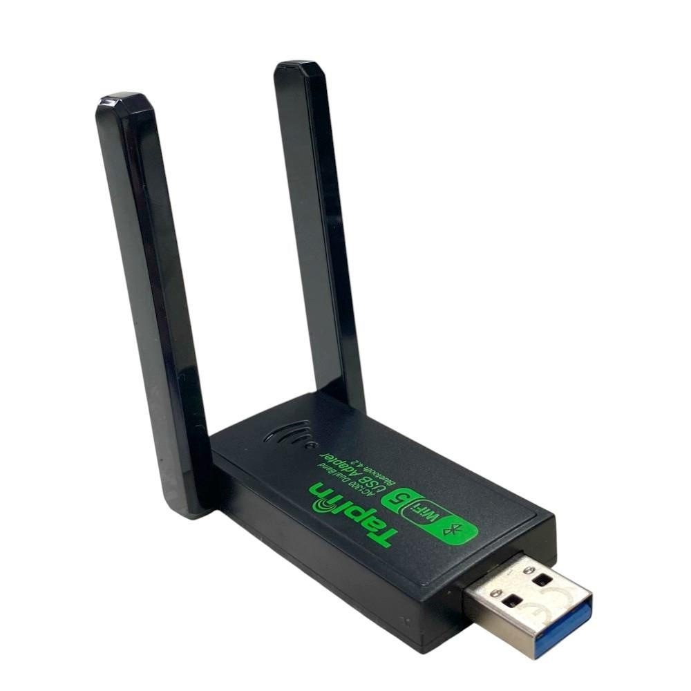 Beyaz arka plan üzerinde iki uzun antene ve mavi USB konektörüne sahip siyah çift bantlı bir USB WiFi adaptörü.
