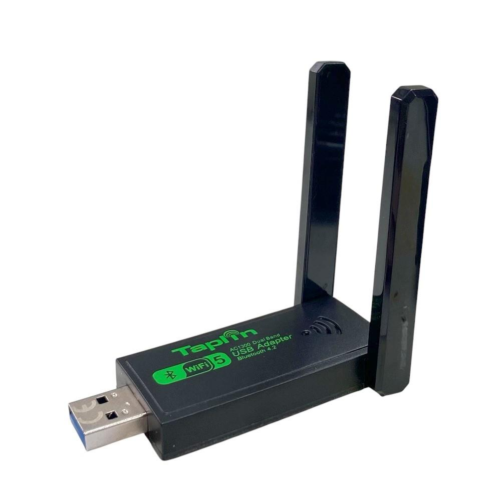 Beyaz arka planda iki dik antenli siyah Taplin AC1300 çift bant USB adaptör.