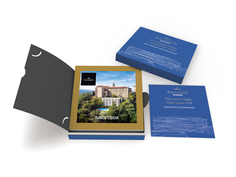 Caja de regalo Smartbox azul con la foto de un castillo en la portada y una tarjeta.
