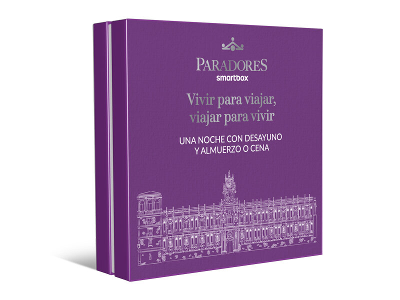 Una caja de regalo morada de Paradores Smartbox con letras plateadas y un dibujo lineal de un edificio histórico abajo.
