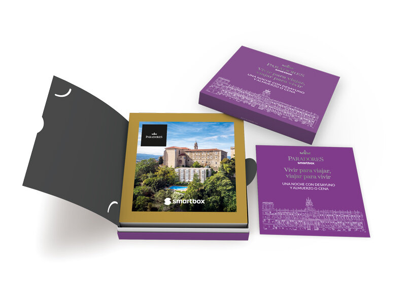 Una caja de regalo Smartbox morada con un bono de viaje que muestra un hotel histórico y una piscina.