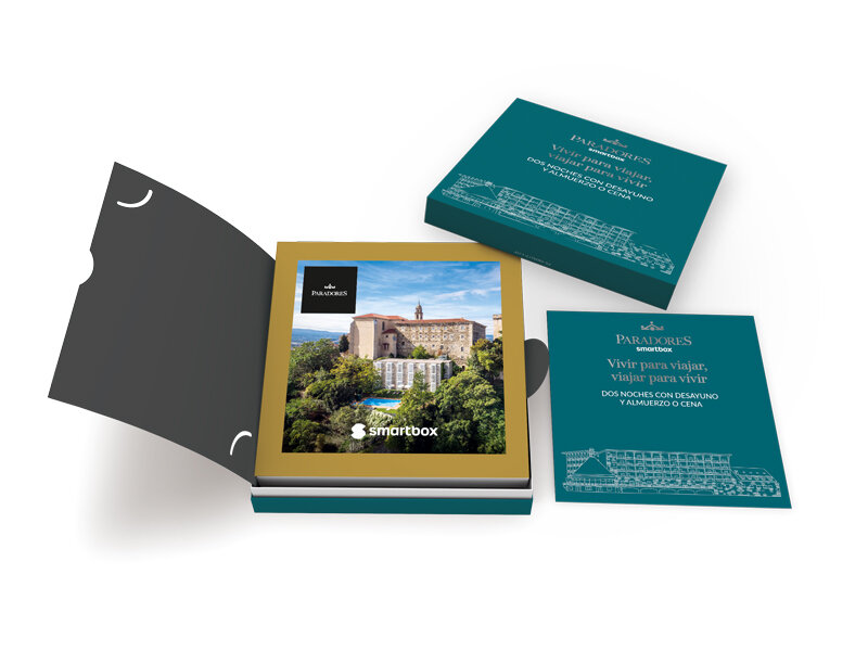 Caja de regalo verde Paradores Smartbox abierta, con foto grande de un hotel y un folleto.