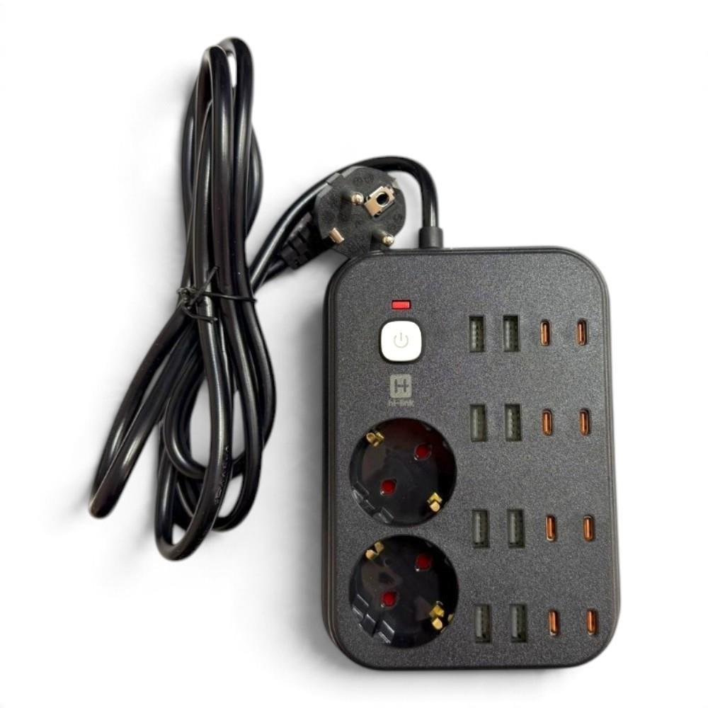İki prizli, çoklu USB portlu, güç düğmeli ve sarılmış güç kablolu siyah uzatma kablosu.
