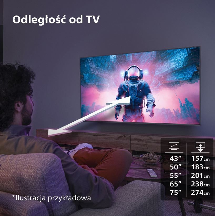 Mężczyzna siedzący na kanapie patrzy na duży telewizor wyświetlający scenę z astronautą.