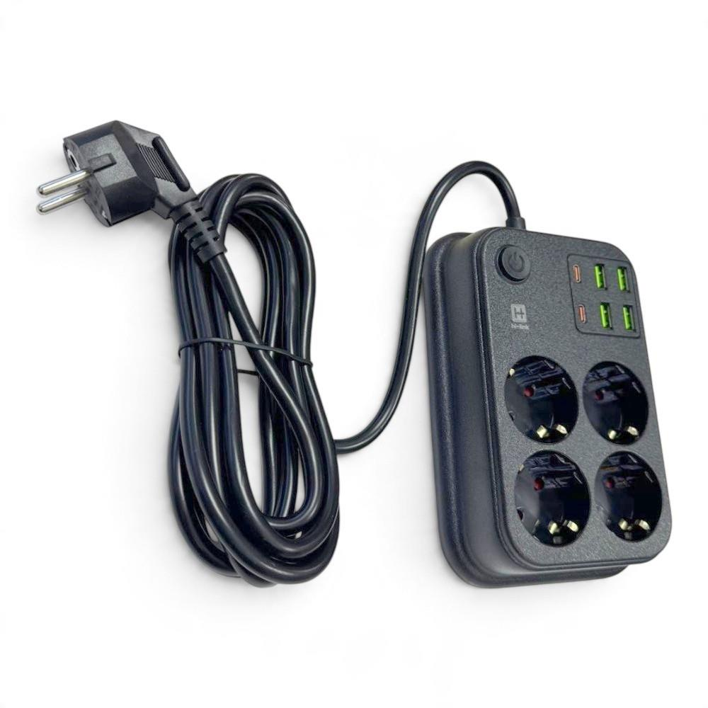 Beyaz arka planda dört prizli, altı USB portlu, açma kapama düğmeli ve uzun kablolu siyah uzatma kablosu.