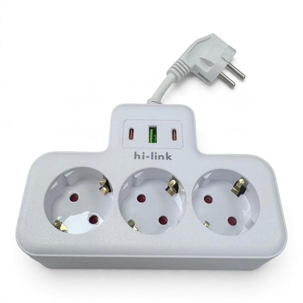 Üç prizi, iki USB bağlantı noktası ve takılı bir güç kablosu olan beyaz bir uzatma kablosu.