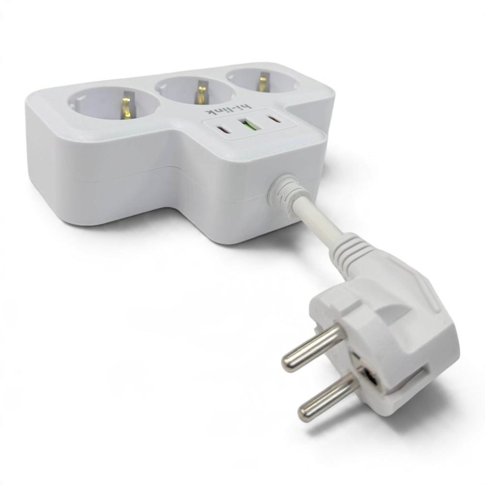 Beyaz arka planda USB bağlantı noktalarına ve iki pinli fişe sahip beyaz üçlü priz.