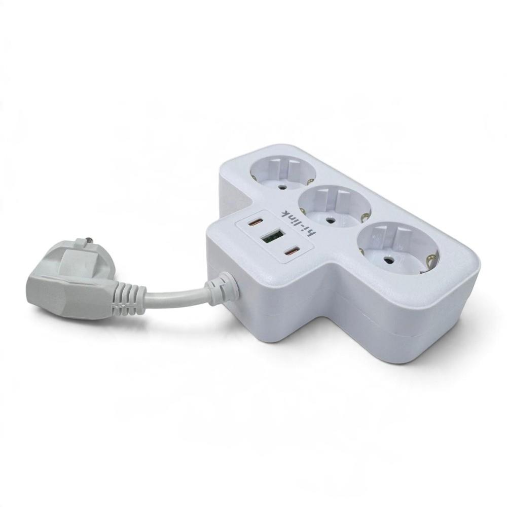 Beyaz arkaplanda gri kablo ve fişe bağlı, üç elektrik prizi ve iki USB bağlantı noktası olan beyaz bir uzatma kablosu.