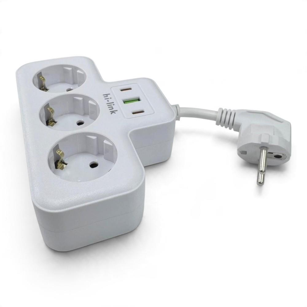 Üç prizli ve iki USB portlu beyaz bir çoklu priz, Avrupa tipi fişli bir kabloya bağlı.