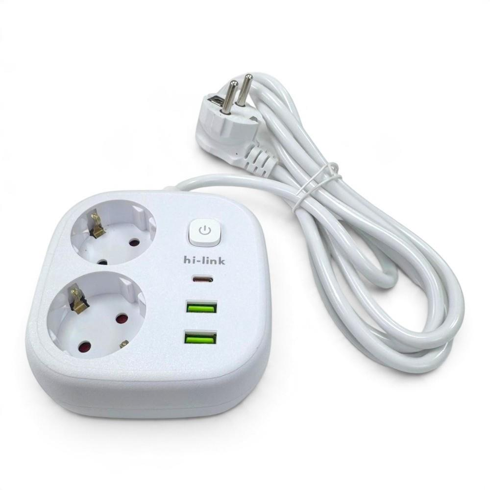 İki prizli, USB portlu, güç düğmeli ve sarılmış kablolu beyaz bir uzatma kablosu.