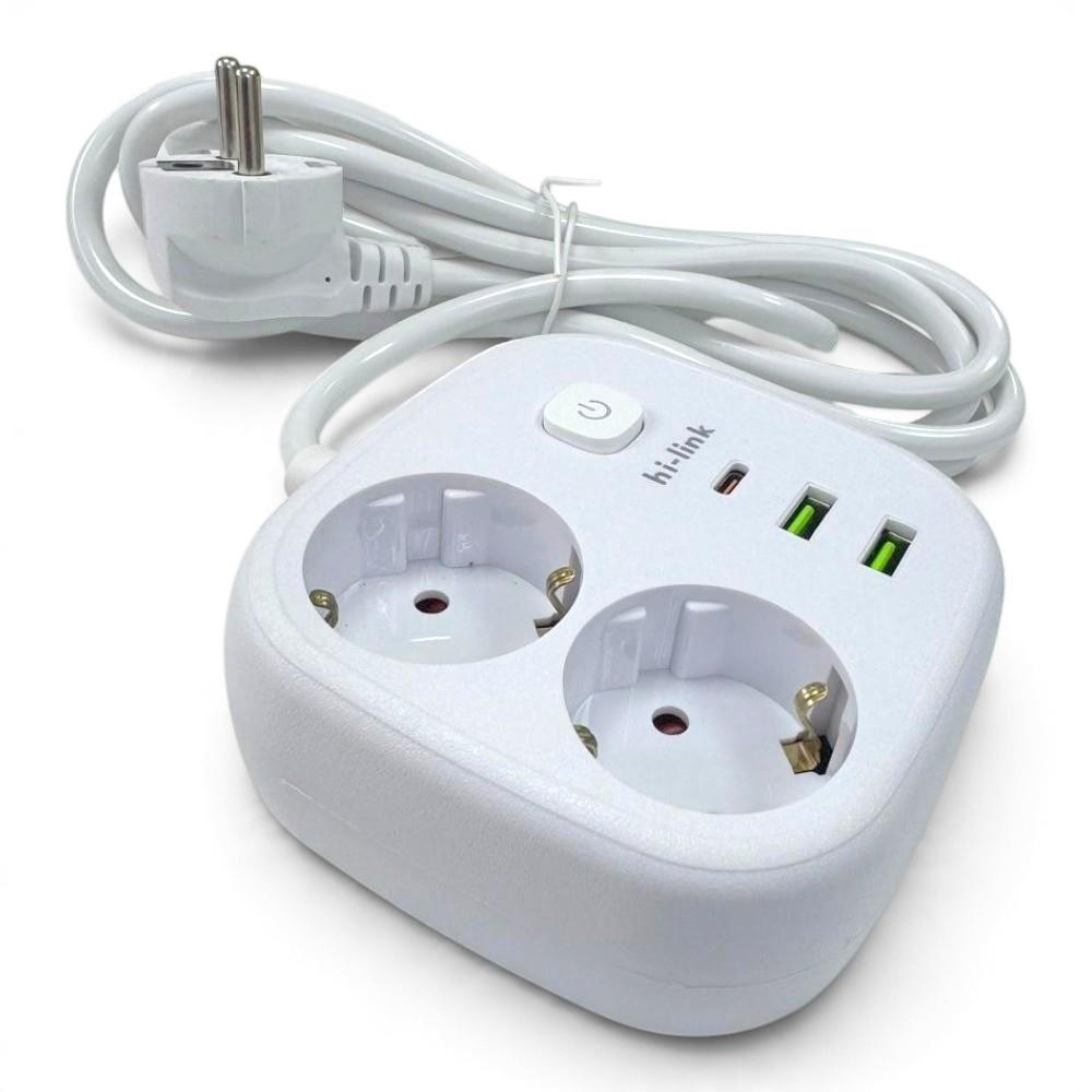İki prizli, üç USB portlu ve güç düğmeli beyaz uzatma kablosu, kablo ve fişe bağlı.