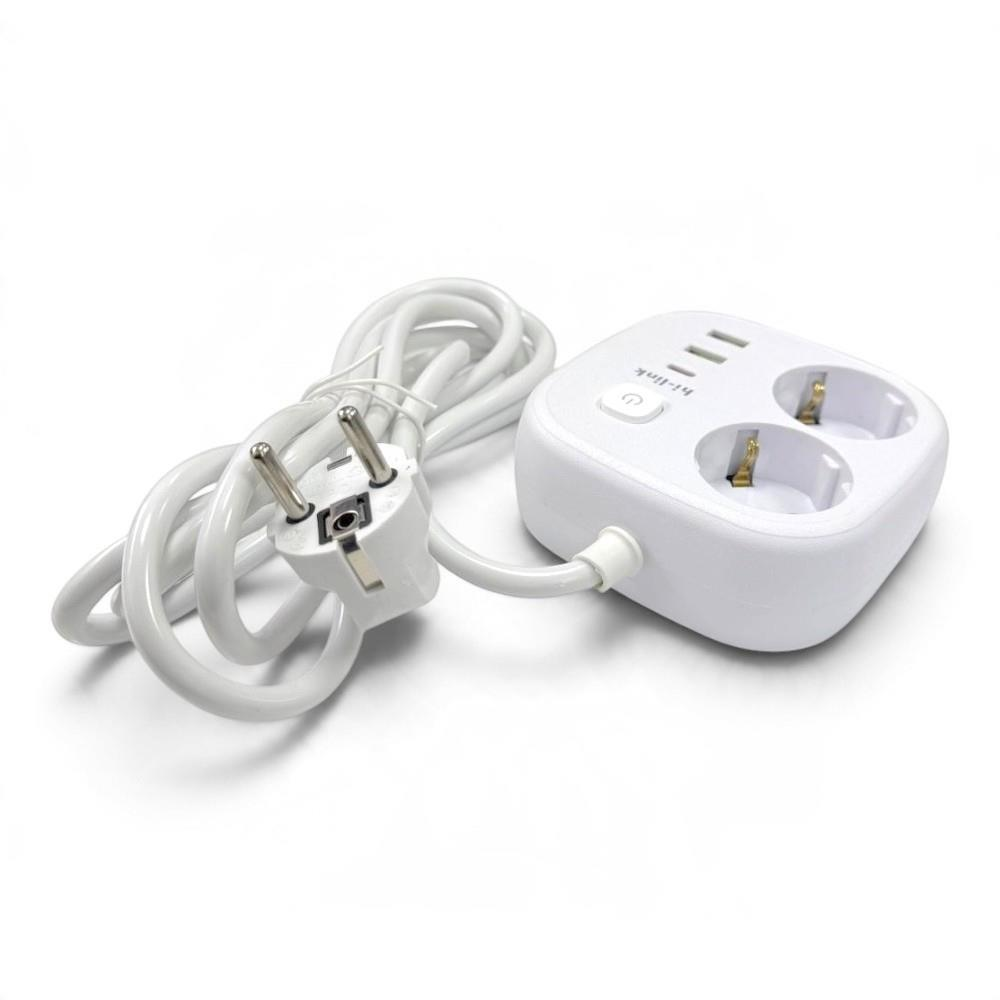 İki prizi ve USB portları olan beyaz bir uzatma kablosu, kıvrılmış kablo ve fişe bağlı.
