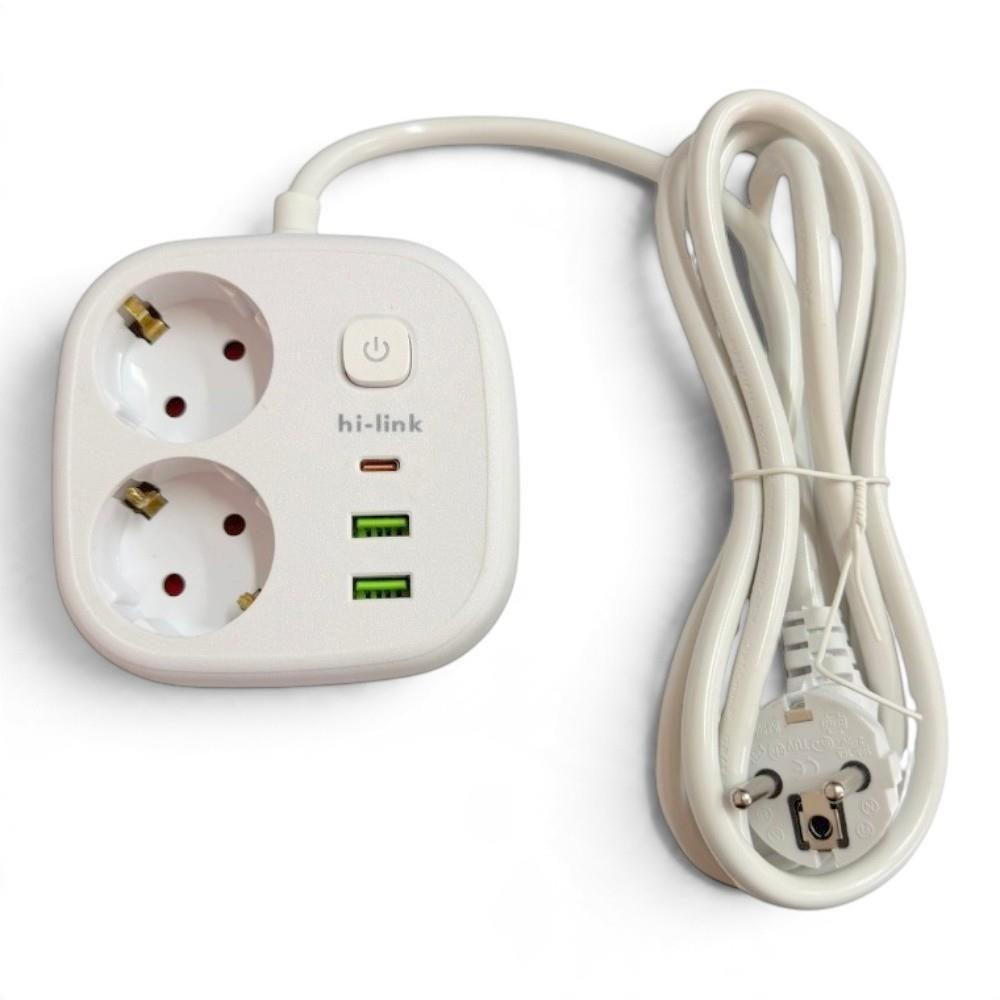 Beyaz arka planda iki prizli, üç USB bağlantı noktalı, anahtarlı ve sarılı kablolu beyaz uzatma kablosu.