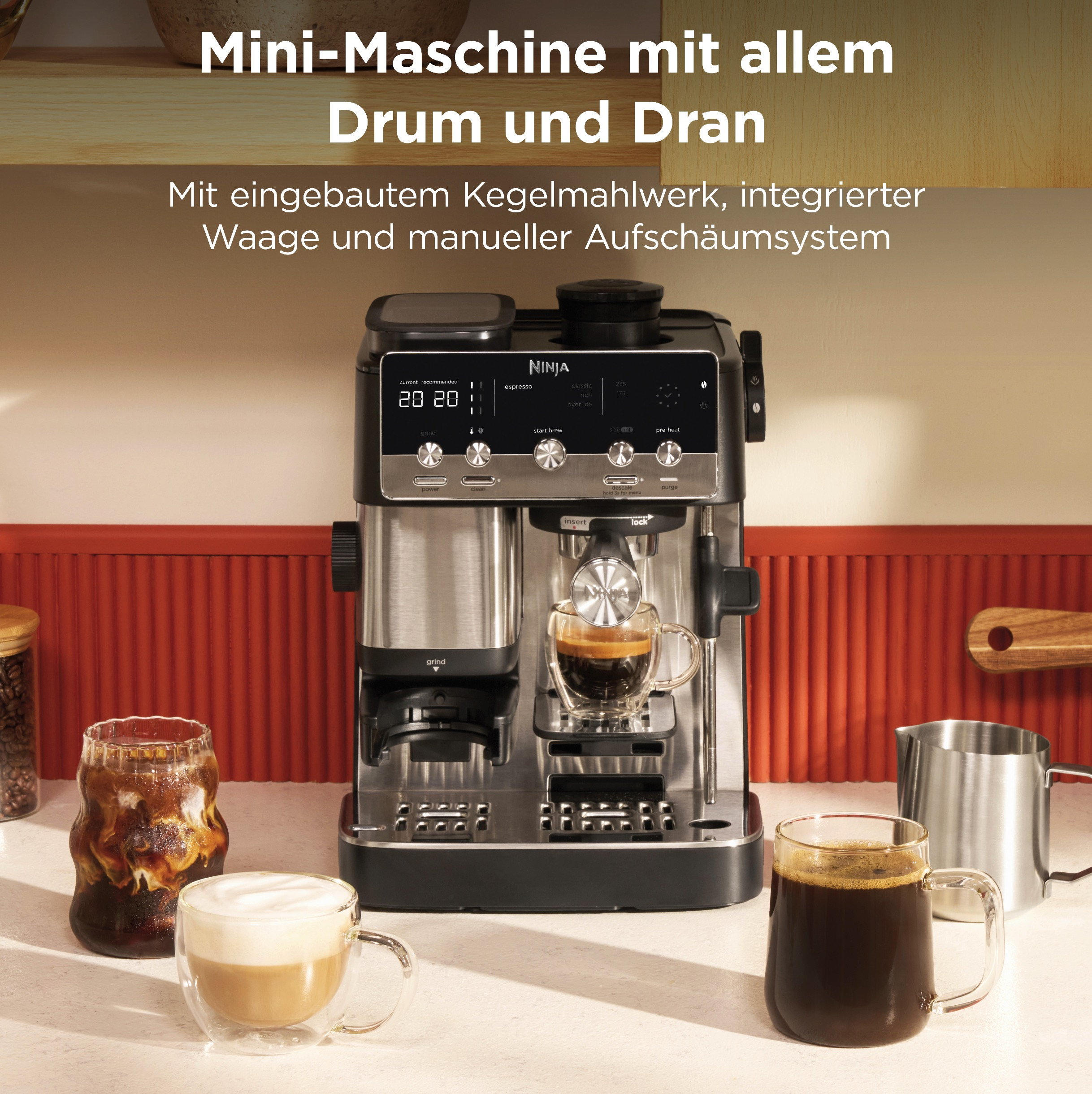 Machine à café Ninja avec moulin intégré, balance, mousseur à lait et diverses boissons à base de café.