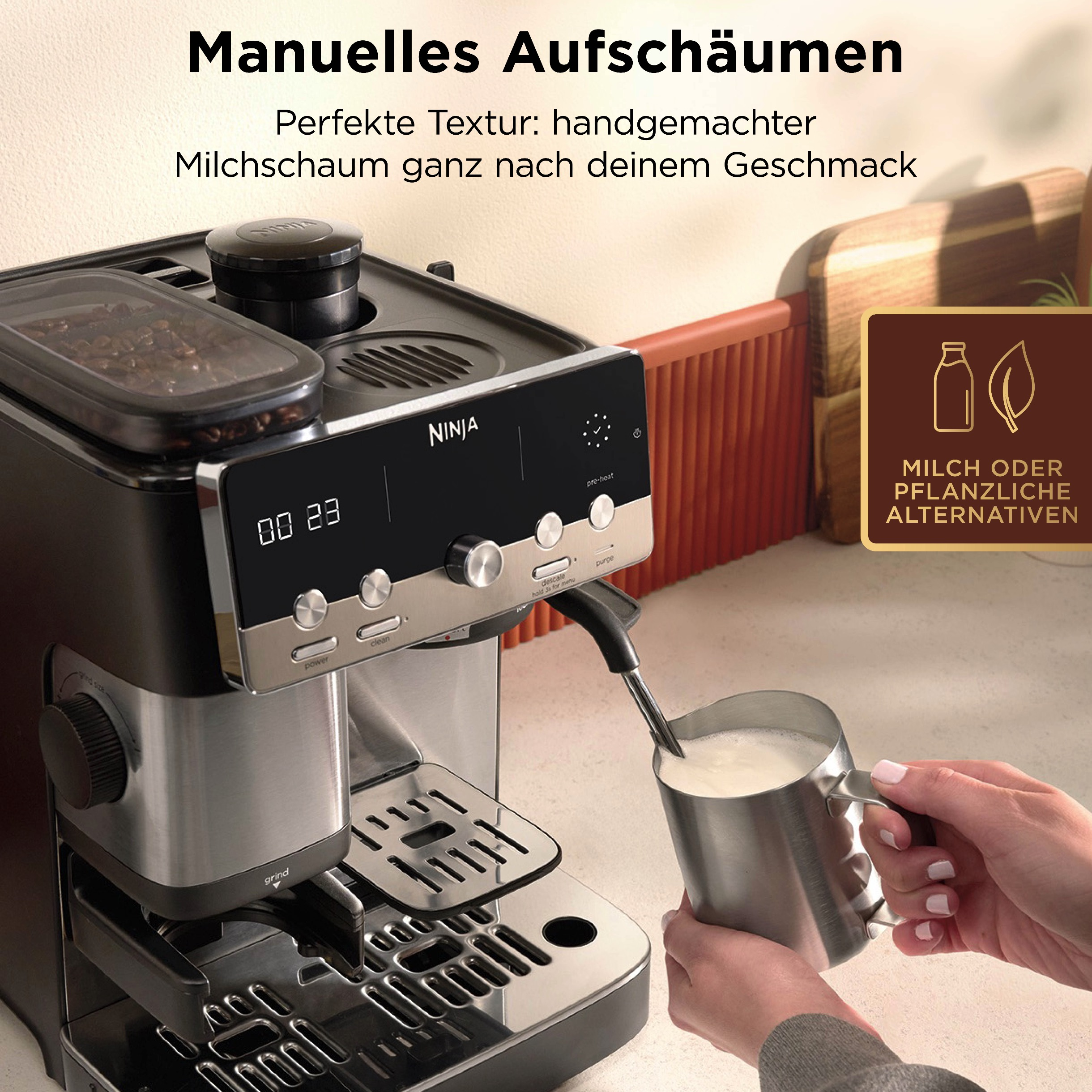 Une machine a cafe Ninja fait mousser du lait dans un pichet en metal avec texte.
