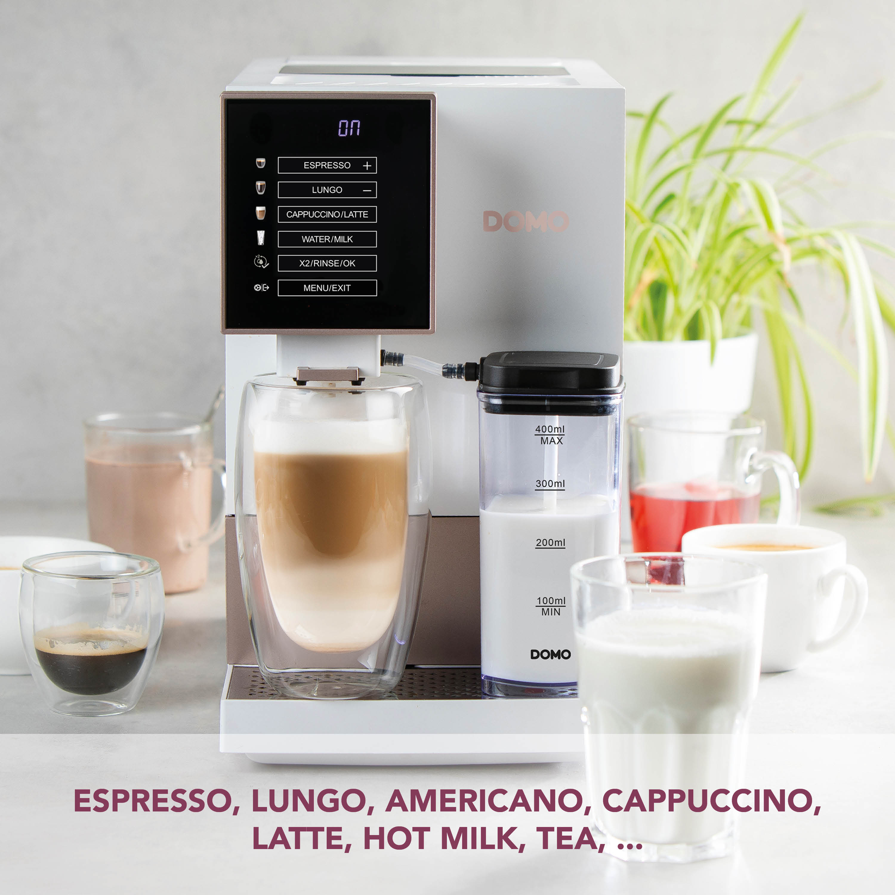 Witte automatische koffiemachine met touchscreen en melkreservoir, omringd door kopjes en glazen koffie en melk.