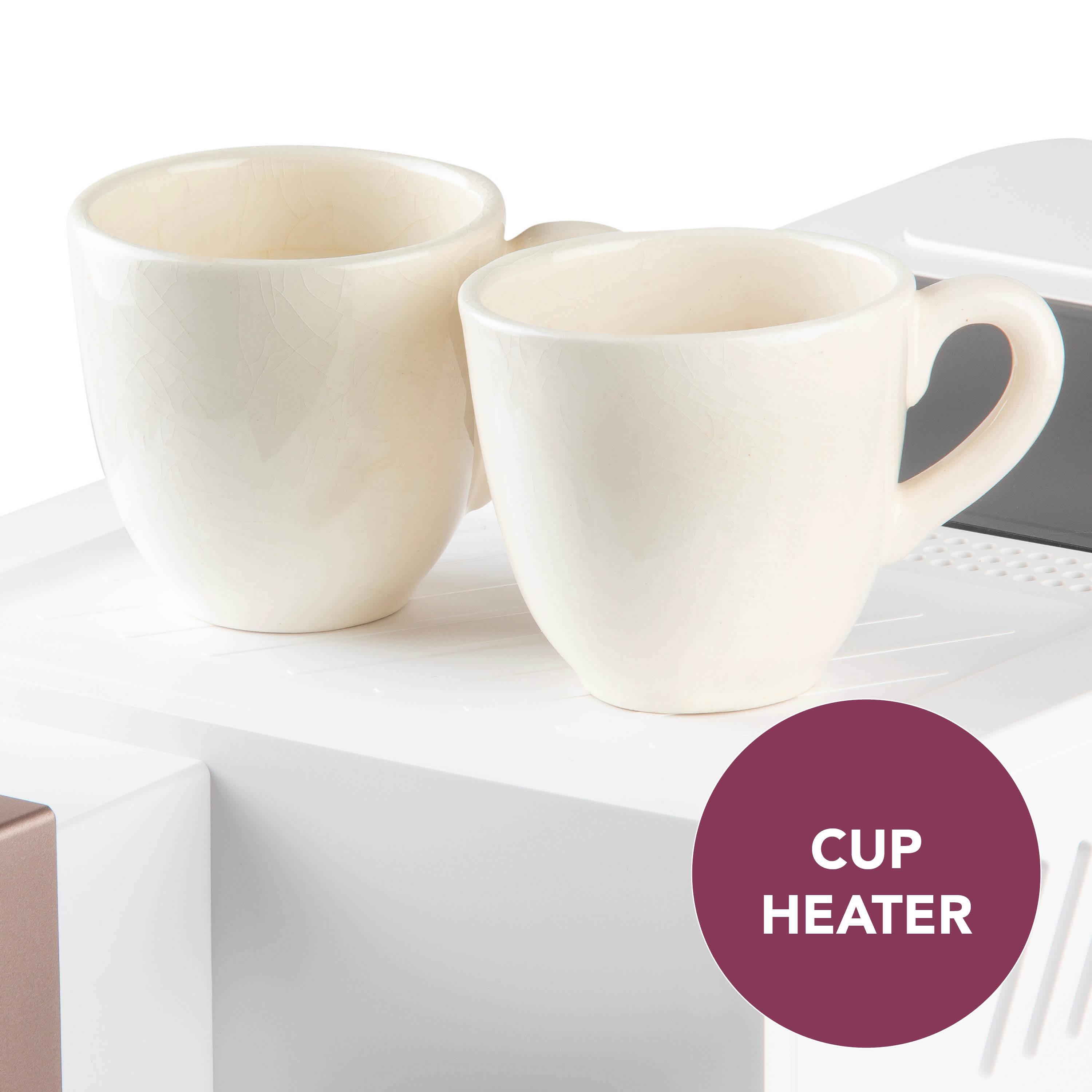 Twee witte koffiekopjes op de kopjeswarmer van een koffiezetapparaat.