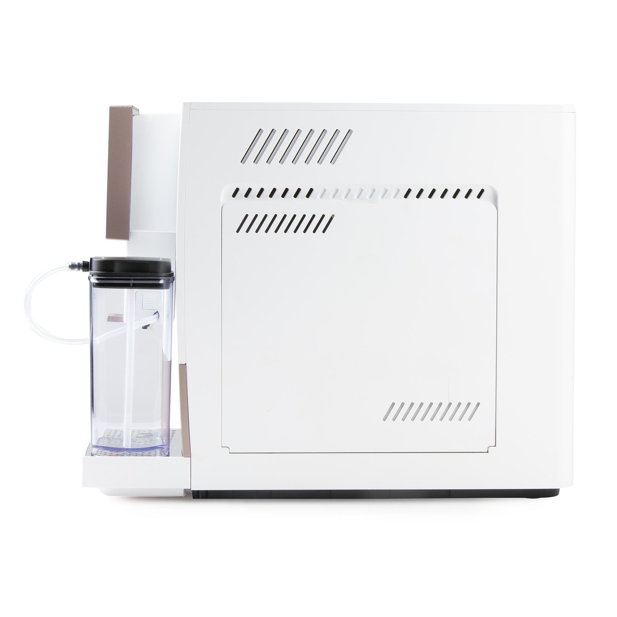 Zijaanzicht van een witte koffiemachine met een bevestigd doorzichtig melkreservoir en ventilatiesleuven.