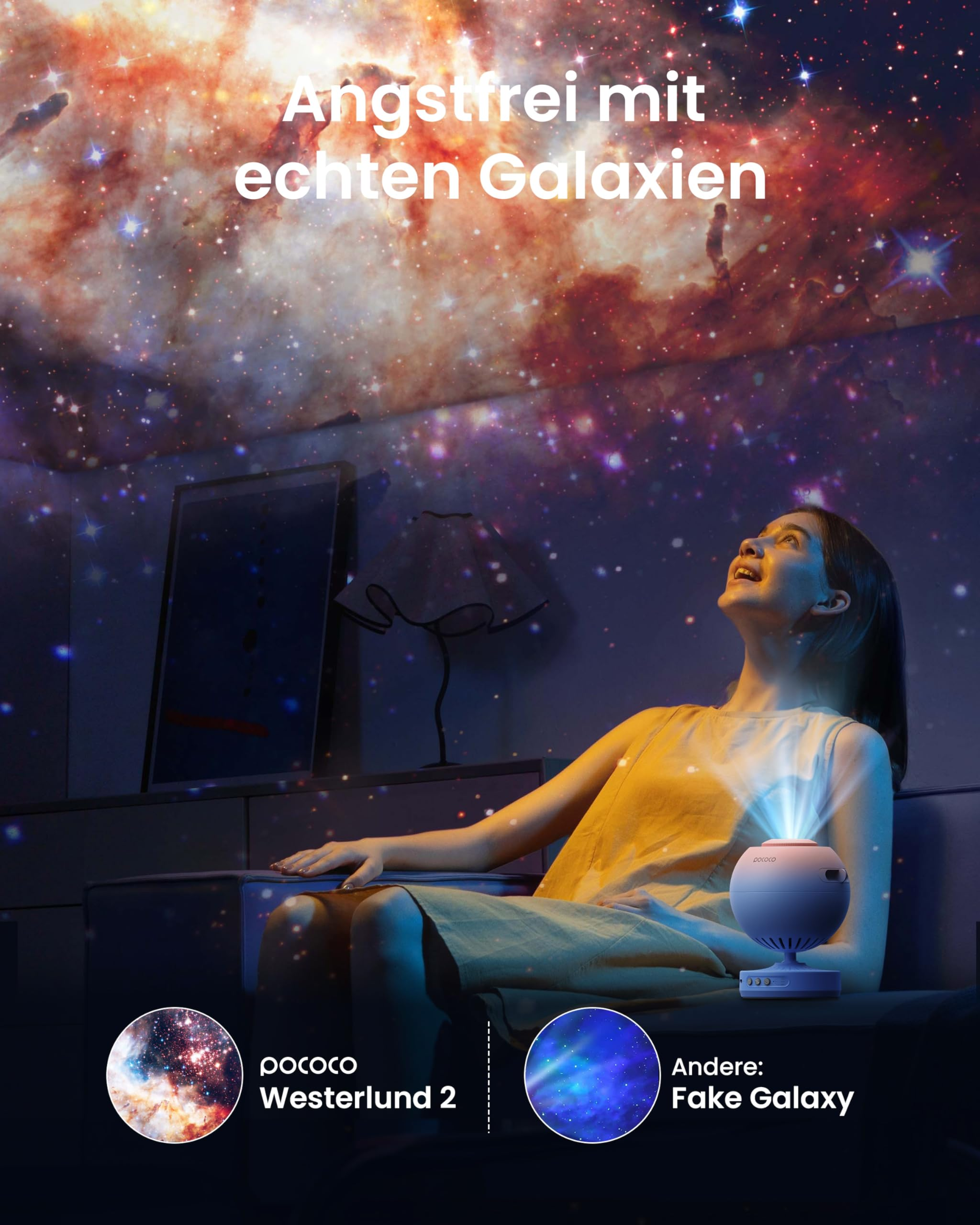 Eine Frau sitzt auf einem Sofa und schaut zu einer projizierten Galaxie an der Decke.