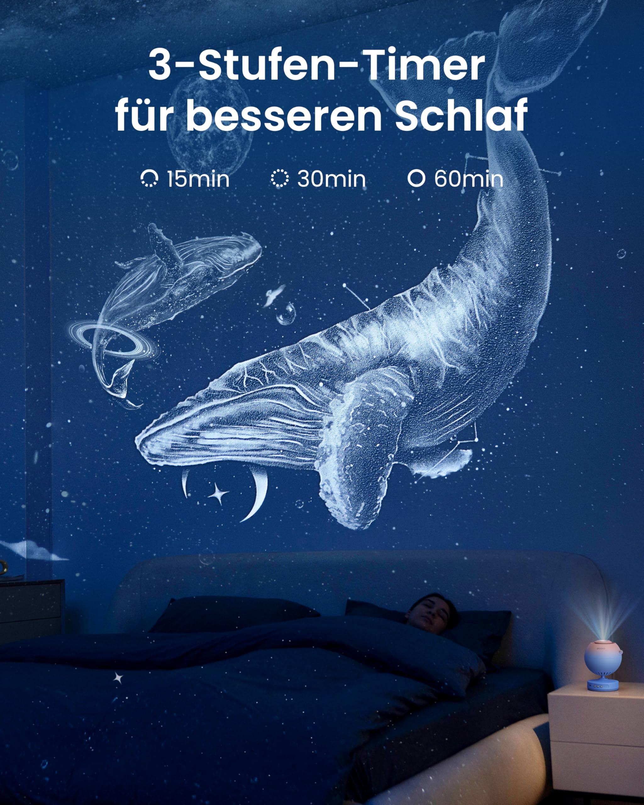 Ein Projektor zeigt Wale und Sterne an die Wand, während eine Person im Bett schläft.