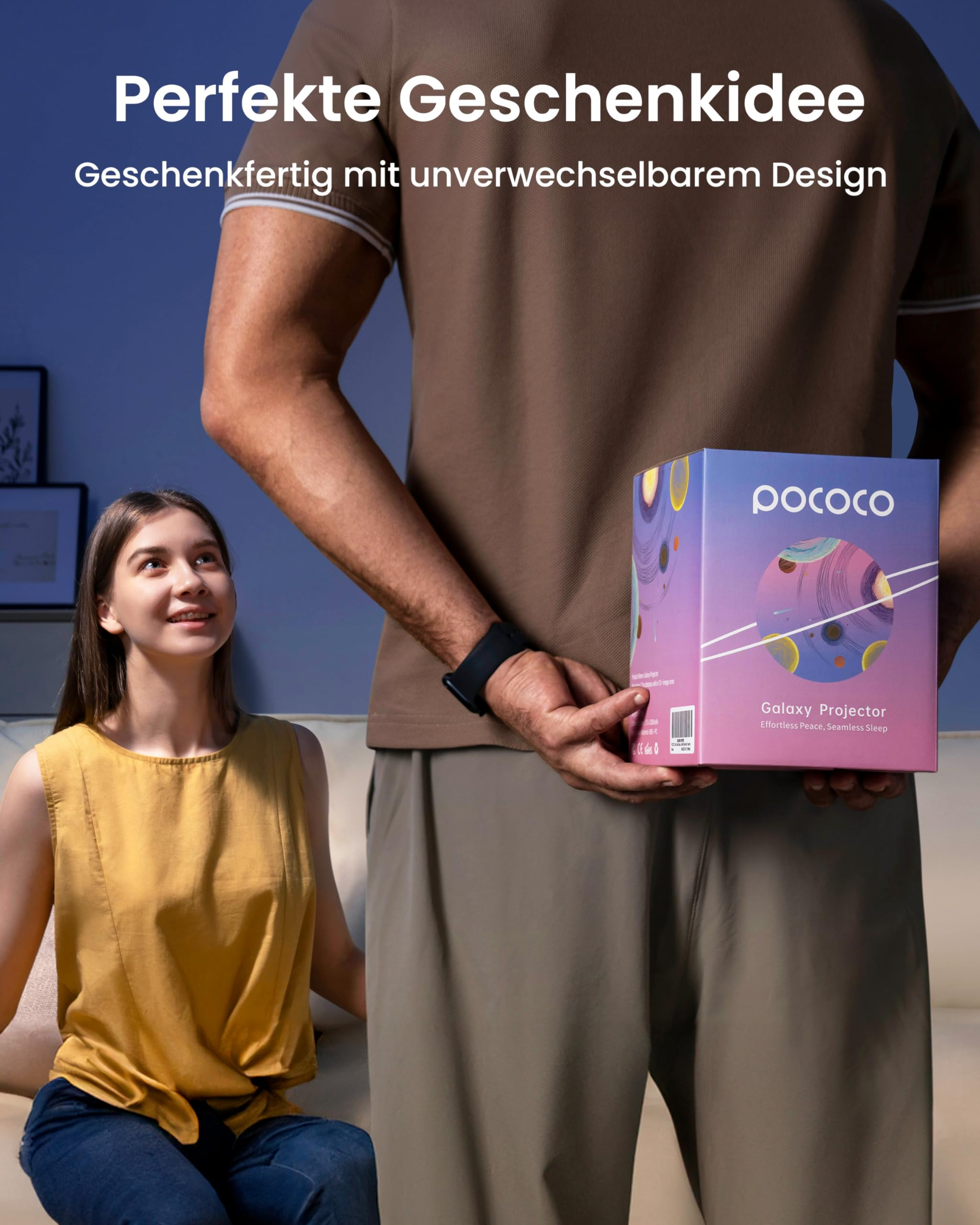 Ein Mann versteckt eine Pococo Galaxy Projector Schachtel hinter dem Rücken, während eine Frau ihn anlächelt.