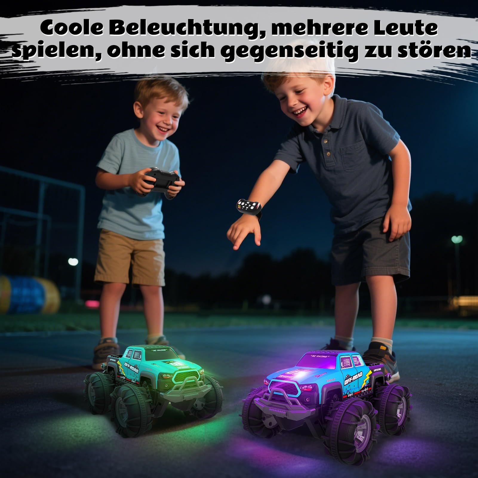 Deux garçons heureux jouent avec des voitures télécommandées illuminées la nuit.