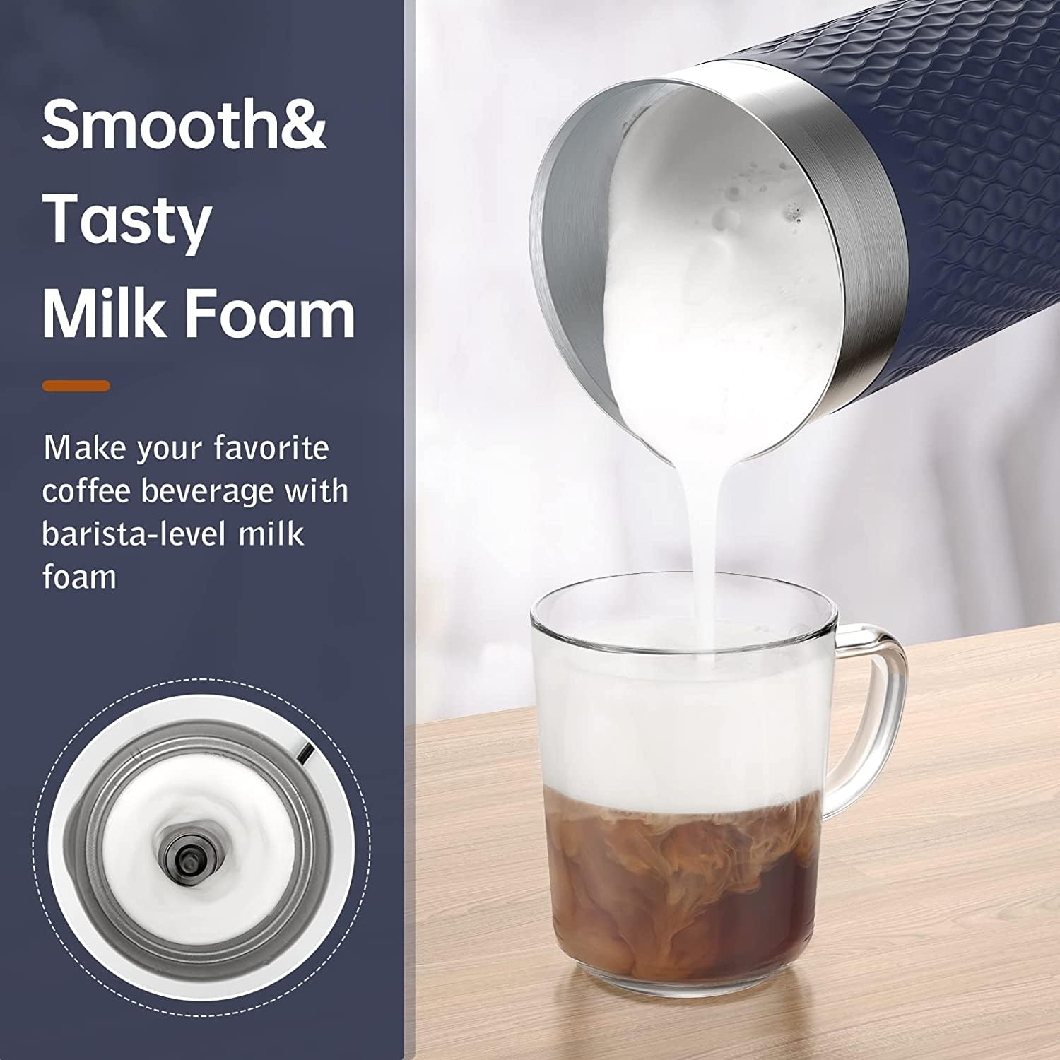 De la mousse de lait est versée d'un pichet bleu dans une tasse de café en verre.