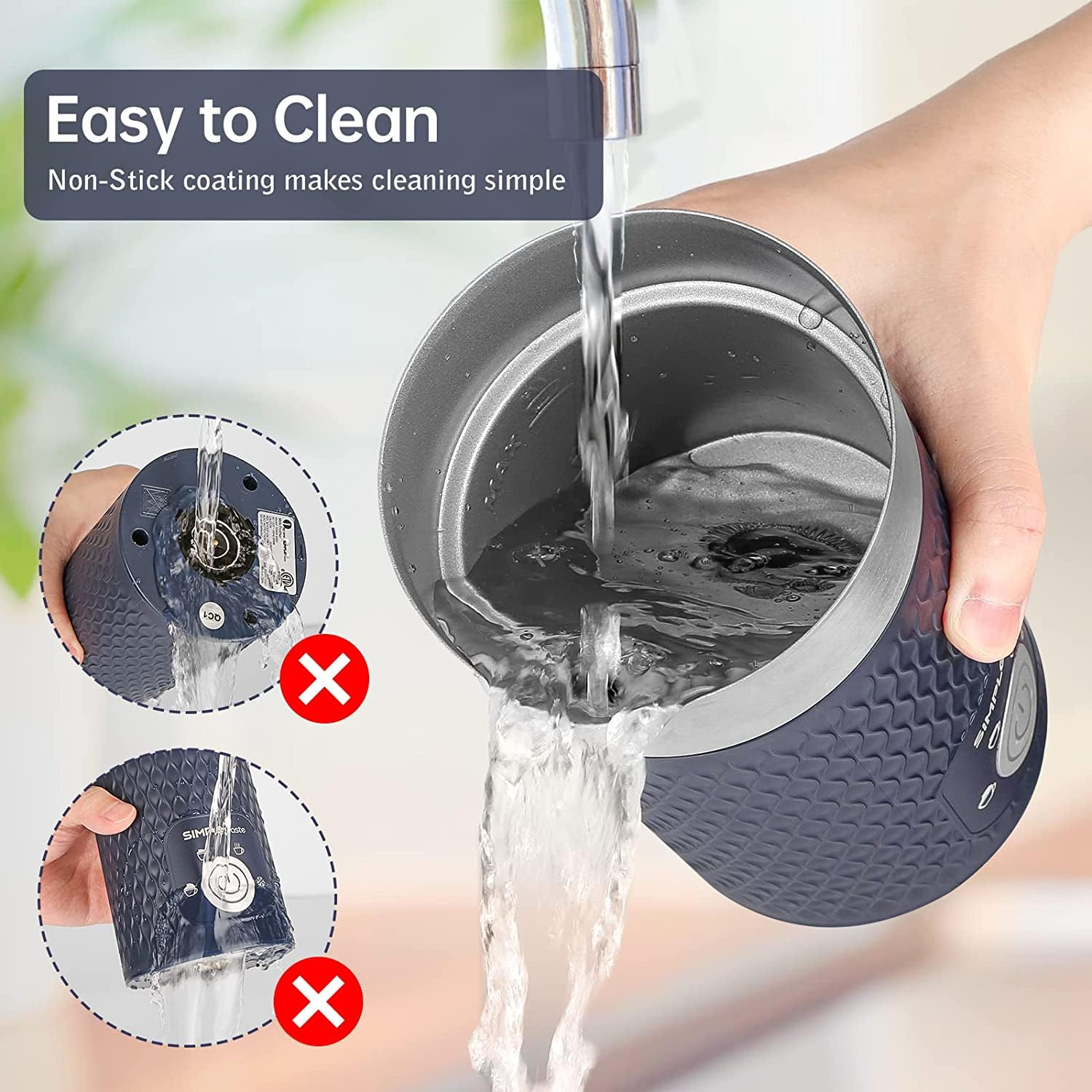 De l'eau est versée dans un mousseur à lait bleu, avec deux icônes d'avertissement montrant un mauvais nettoyage.