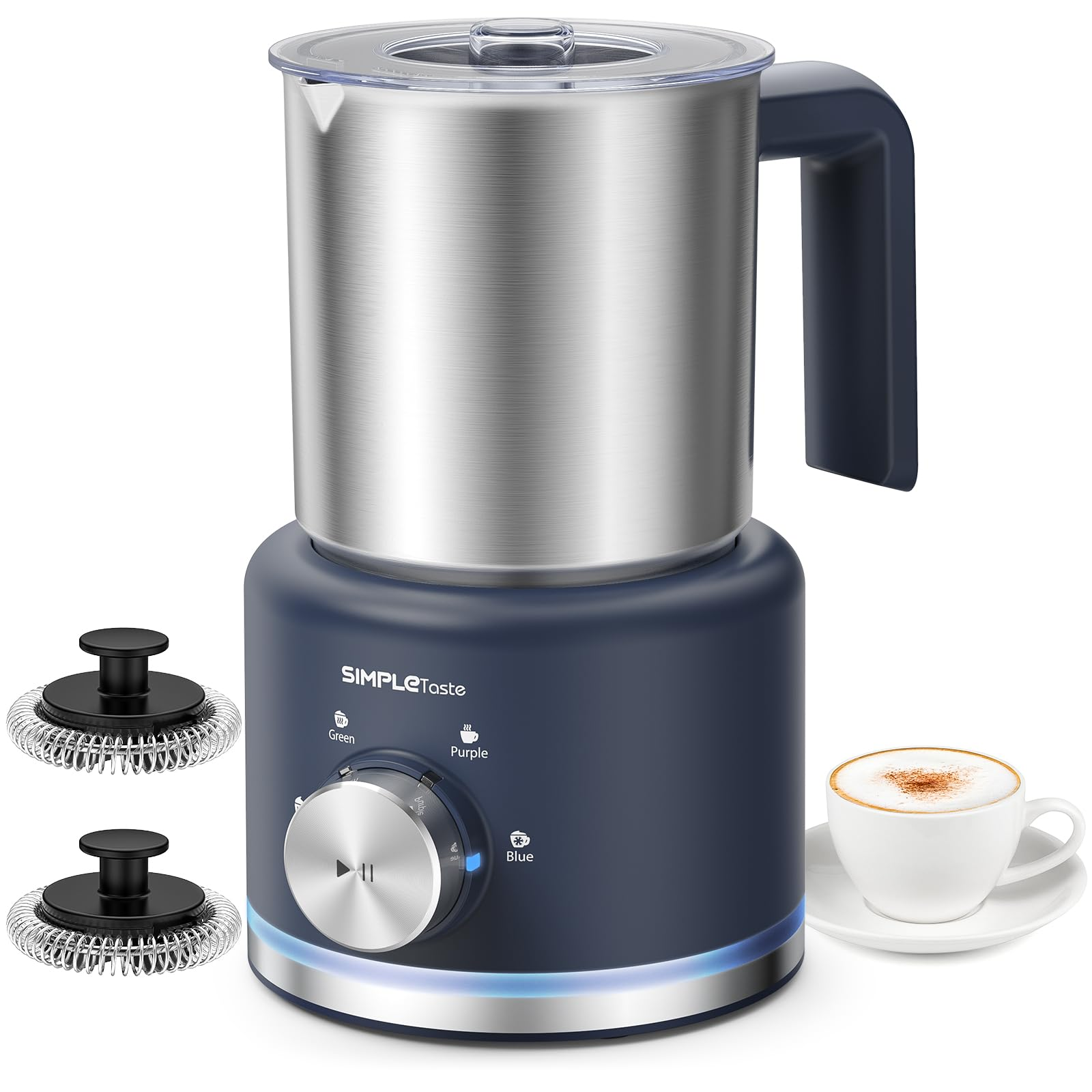 Mousseur à lait bleu en acier inoxydable avec deux fouets et une tasse de cappuccino.