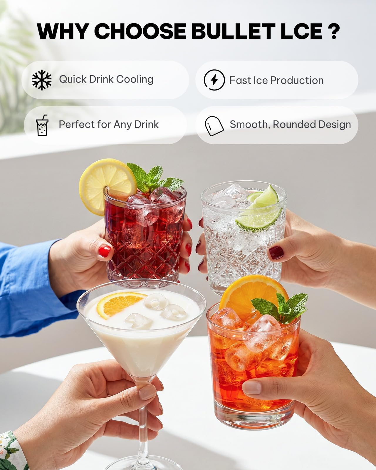 Vier Hände halten Gläser mit bunten Cocktails, Eis und Früchten hoch.