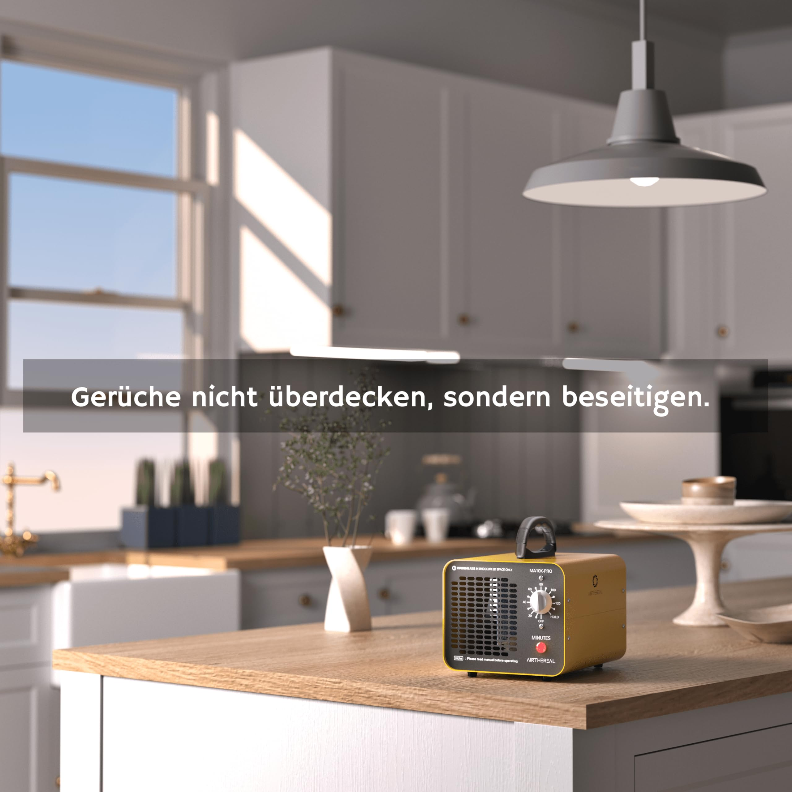 Ein gelber Ozonreiniger steht auf einer Kücheninsel vor einer modernen Küche mit weißem Mobiliar.