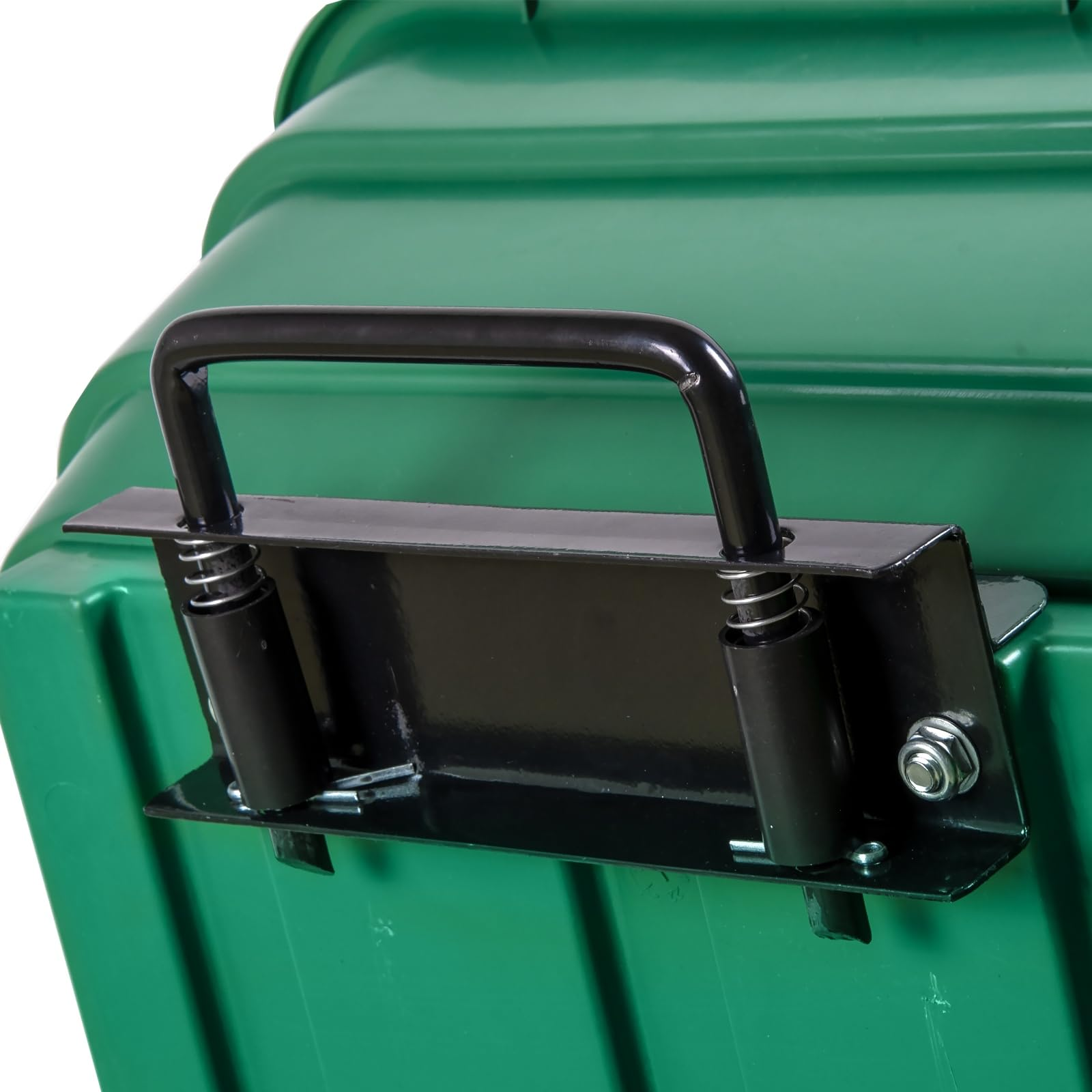 Nahaufnahme eines schwarzen Metallgriffs mit Federn an einem grünen Plastikmüllcontainer vor weißem Hintergrund.