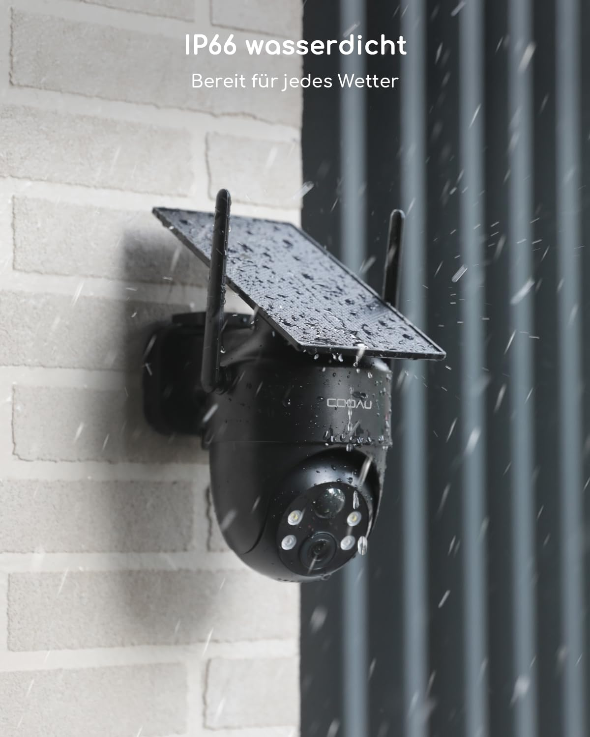 Wasserdichte Überwachungskamera mit Solarpanel an einer Ziegelwand im Regen.
