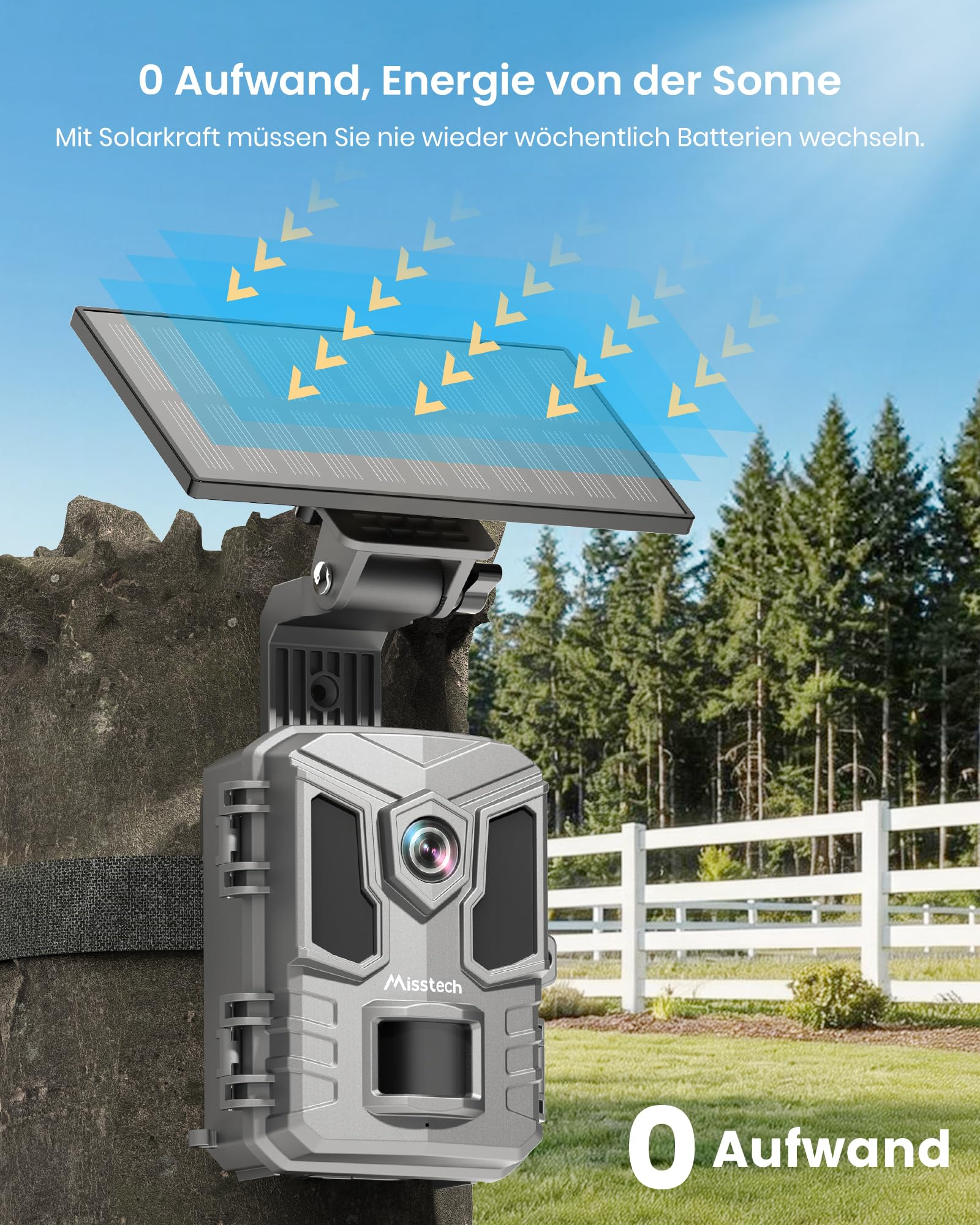 Überwachungskamera mit Solarpanel an einem Baum in einem Garten.