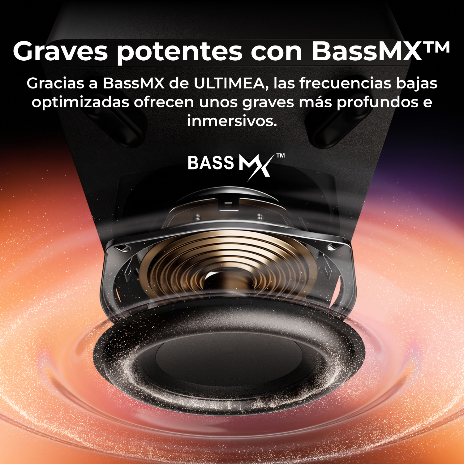 Vista en ángulo de un altavoz ULTIMEA que muestra su bobina dorada interna y cono de graves vibrante con texto en español.