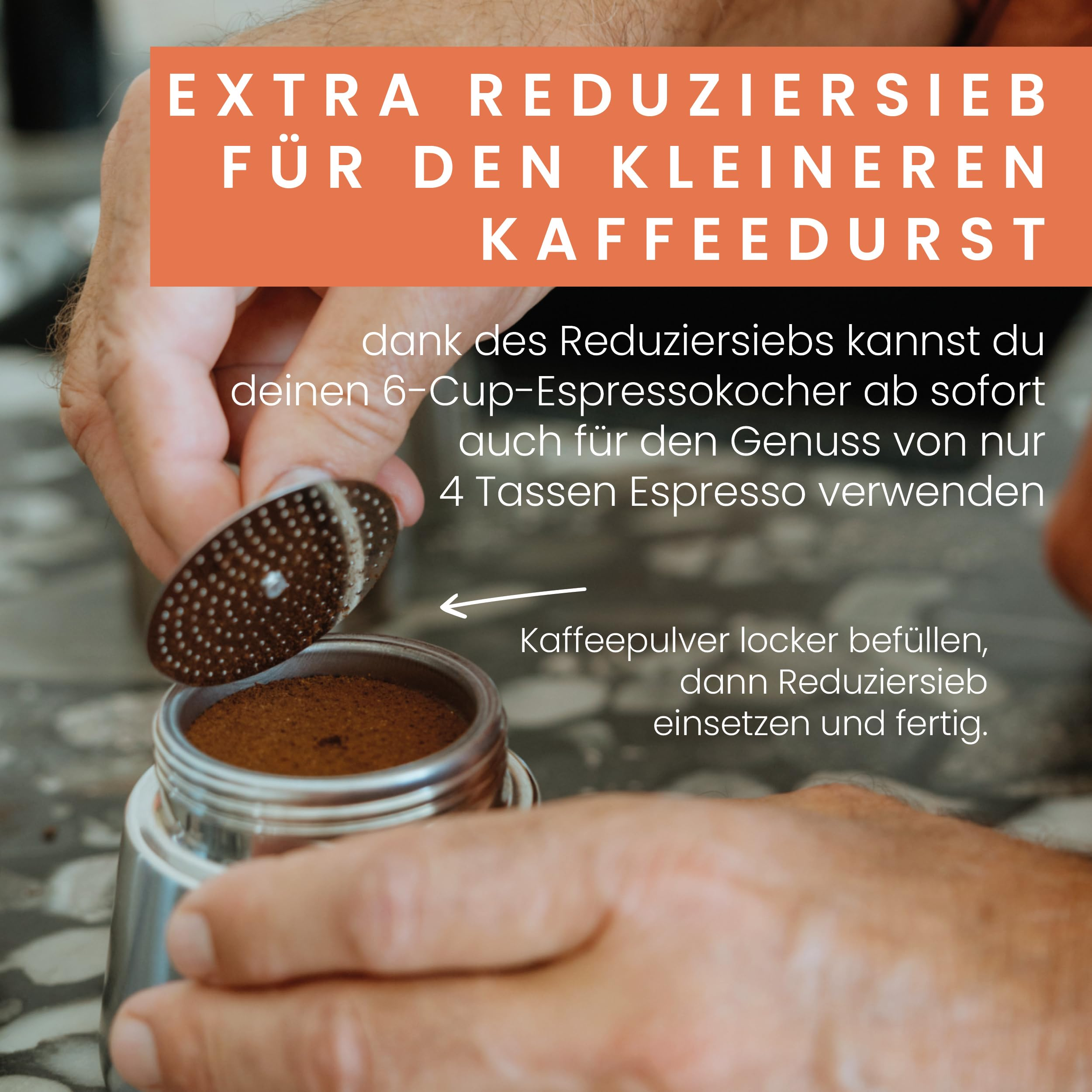 Des mains insèrent un filtre réducteur dans une cafetière Moka avec du café moulu et du texte.