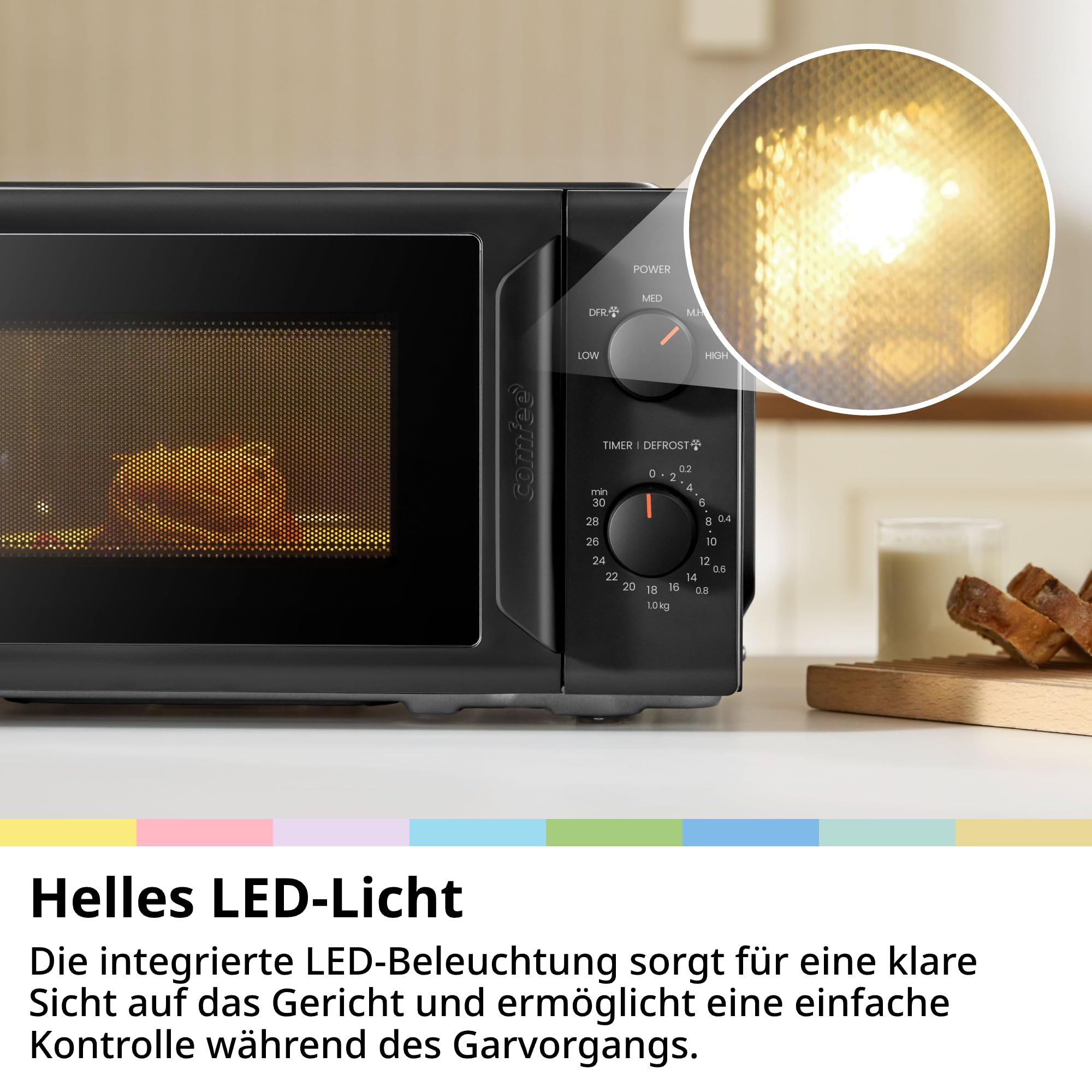 Eine schwarze Mikrowelle mit hellem Innenlicht, Bedienknöpfen und Text unten.