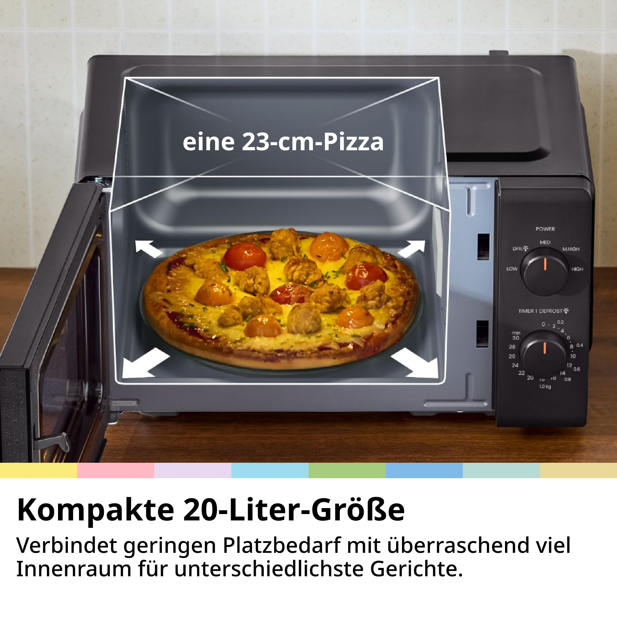 Kompakter schwarzer Mikrowellenofen mit offener Tür, die eine runde Pizza auf dem Glasdrehteller im Inneren zeigt.