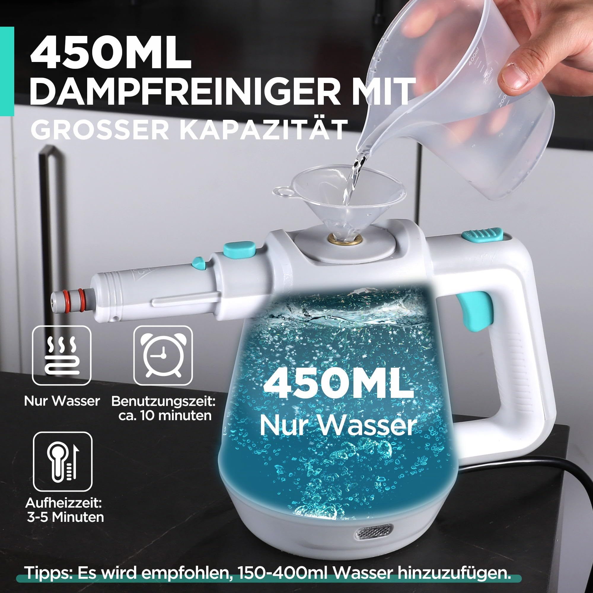Wasser wird mit einem Messbecher in den Wassertank eines 450ml Dampfreinigers gefüllt.
