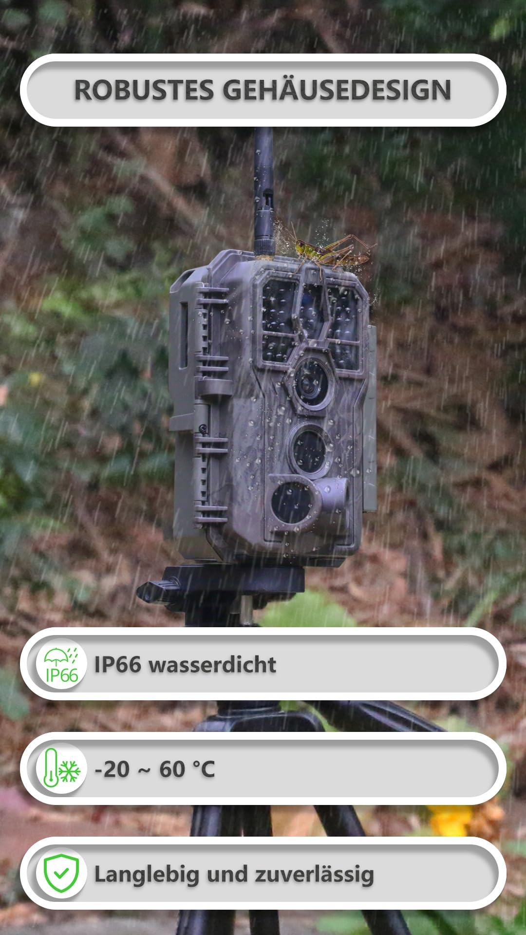 Fotocamera per fauna selvatica impermeabile su treppiede sotto la pioggia.