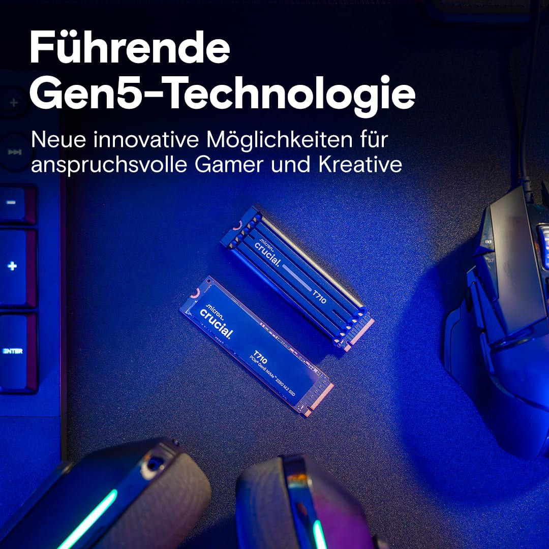Zwei Crucial T710 Gen5 SSDs auf einem blauen, beleuchteten Schreibtisch mit Gaming-Maus und Tastatur.