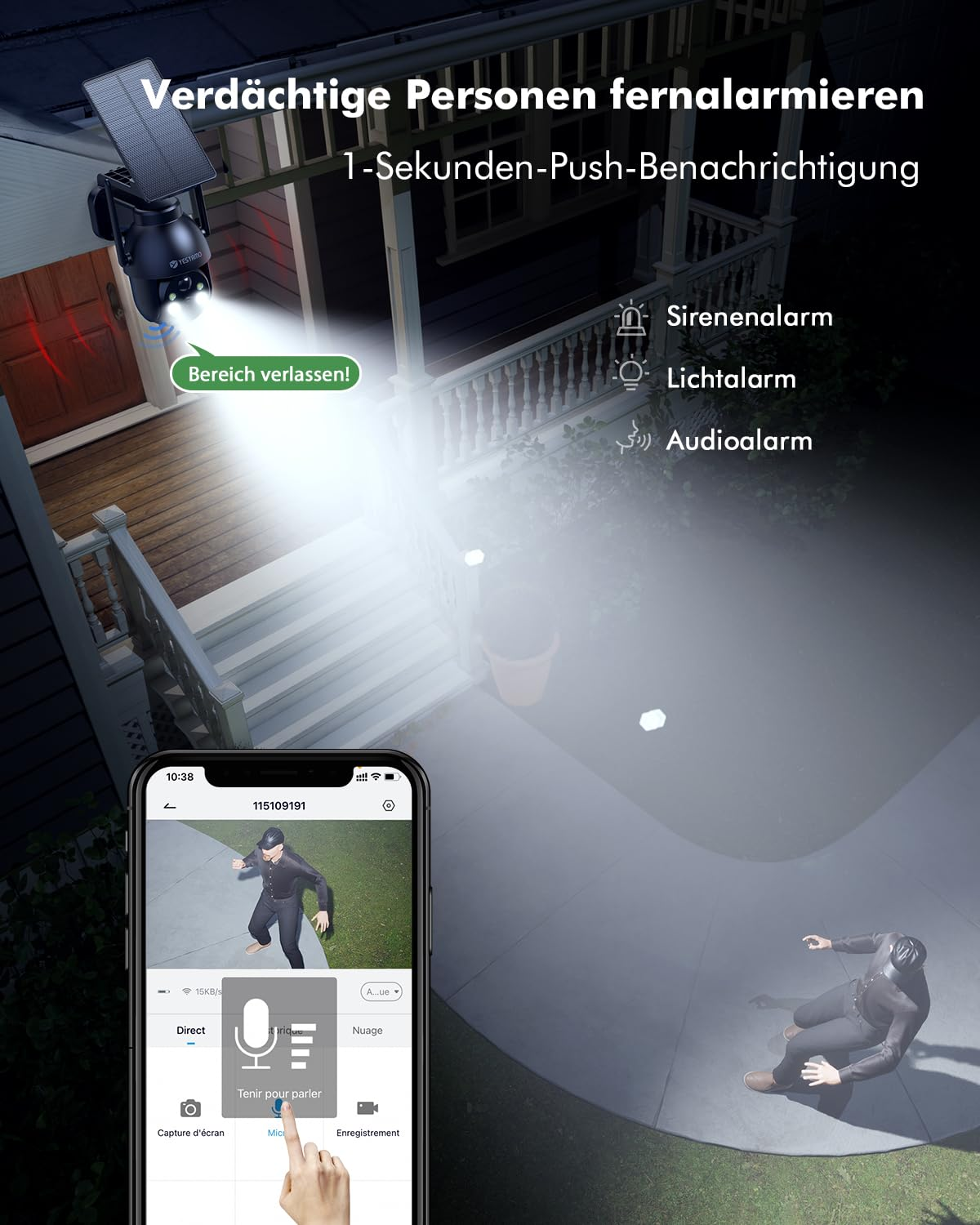 Sicherheitskamera beleuchtet nachts einen Eindringling vor einem Haus und zeigt das Bild auf einem Smartphone.