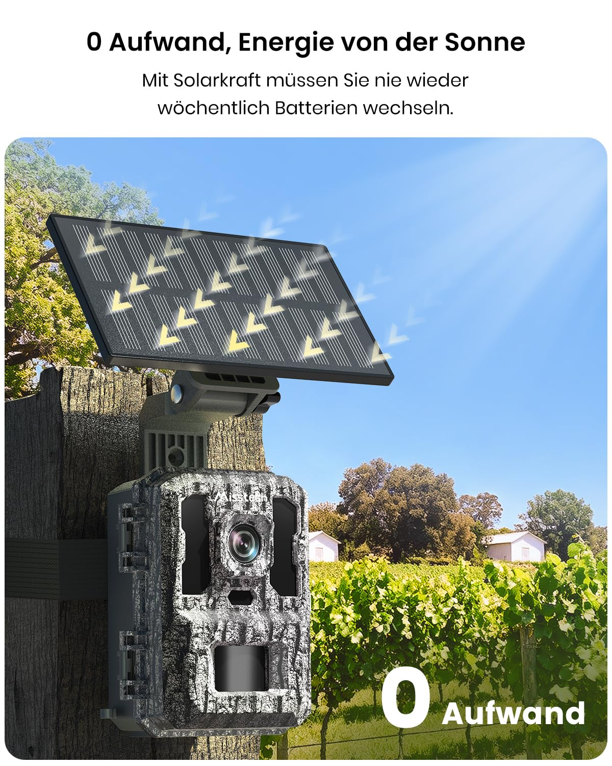 Telecamera di sicurezza mimetica su un palo di legno all'aperto, alimentata da un pannello solare al sole.